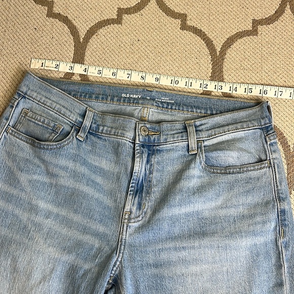 Old Navy Mid-Rise Wow Boyfriend Jeans - Picture 5 of 14
